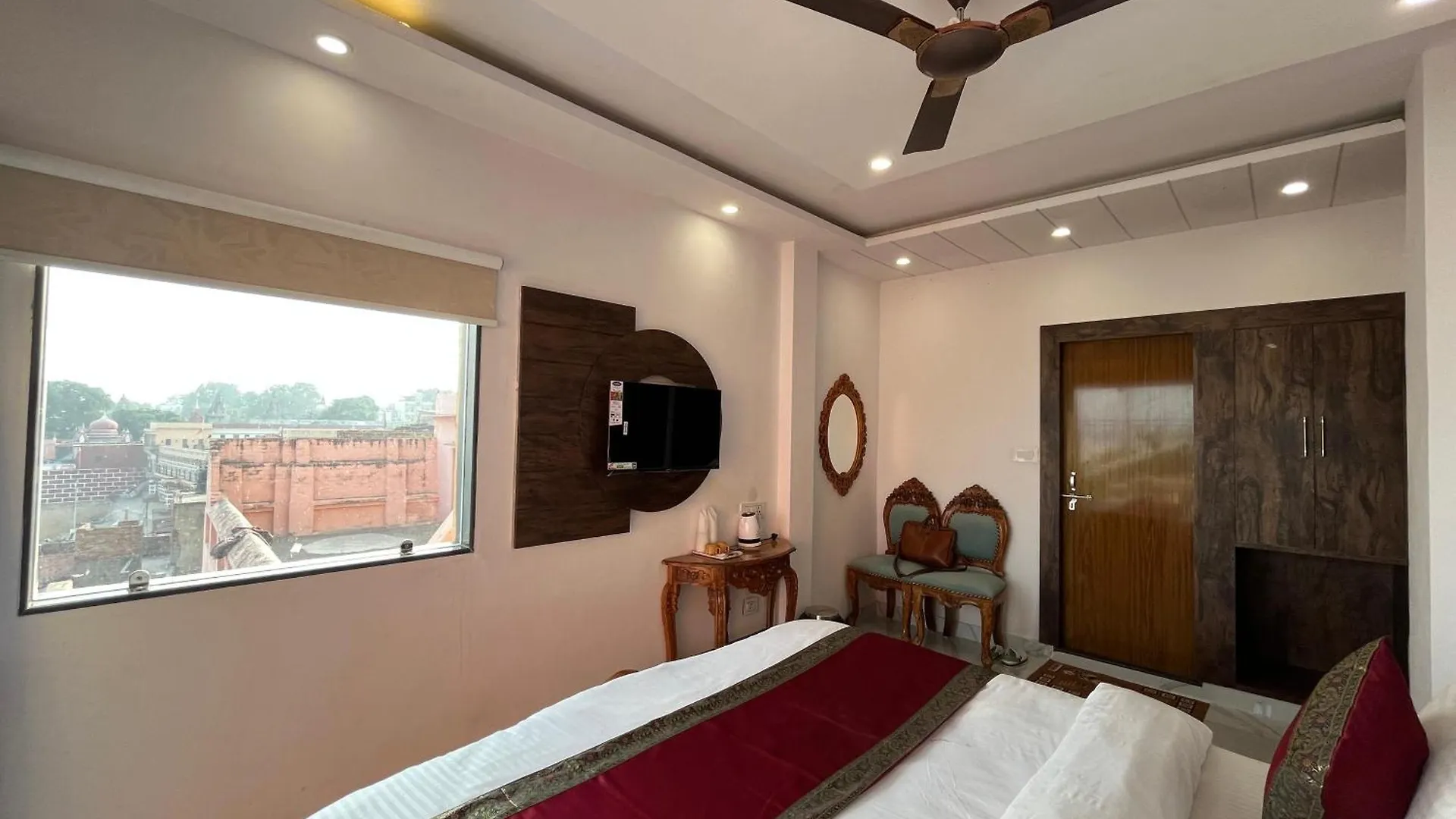 Hotel Royal Shanti バラナシ 4*,